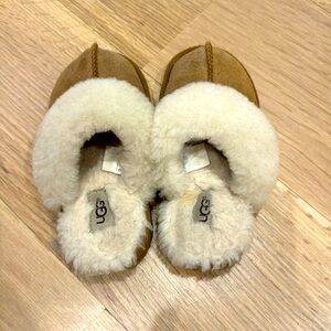 Childrens UGG Slides Size 10 (Toddler)